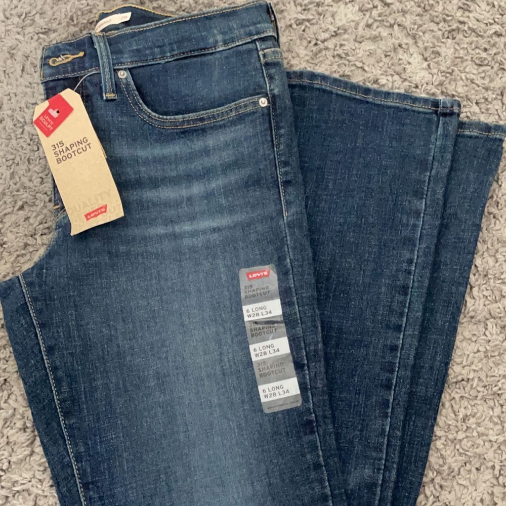 Women’s Levi’s jean 315 shaping bootcut